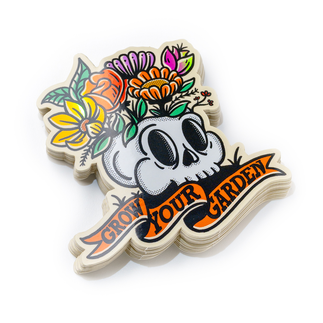 Adesivo con un teschio decorato con fiori colorati e la scritta "Grow Your Garden" su un nastro arancione.