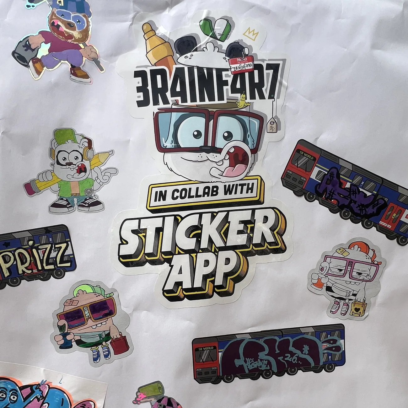 Parete coperta di adesivi sagomati Brainfart x StickerApp colorati a mano ed etichette del treno S8 World con tag graffiti