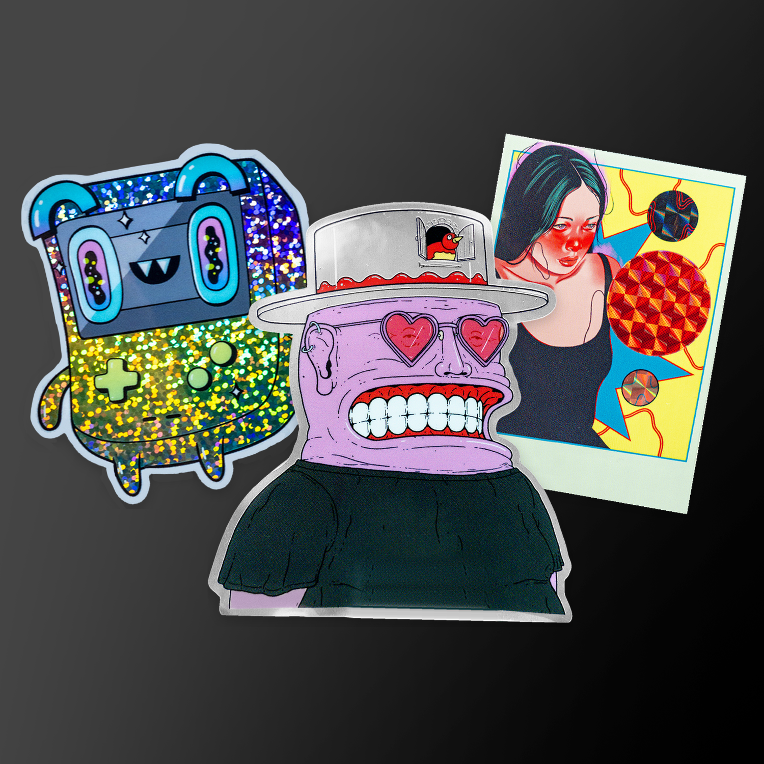 Adesivi personalizzati glitter, specchio e prismatici: un personaggio a forma di console da gioco, un uomo sorridente con occhiali da sole a cuore e il ritratto di una donna con capelli verde acqua