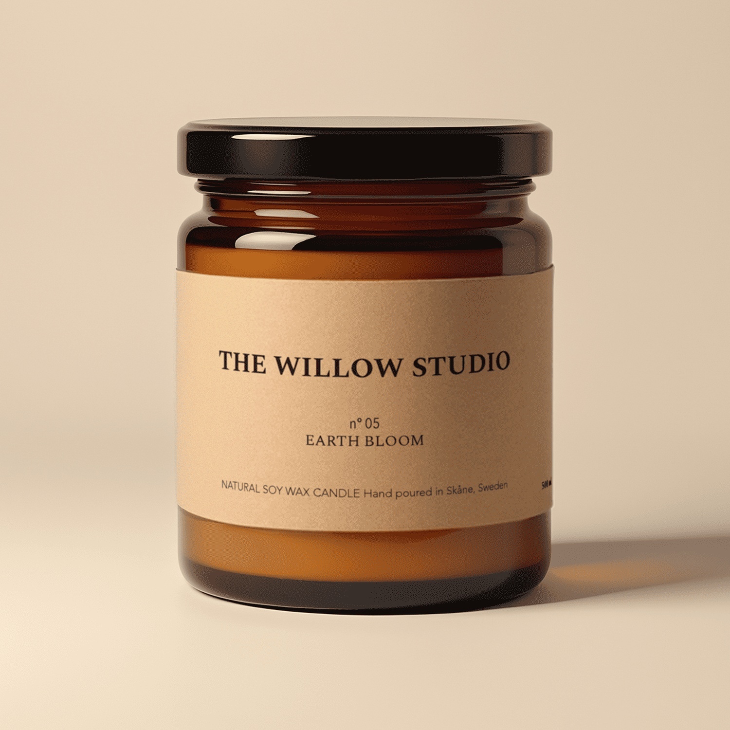 Candela in vasetto di vetro ambrato con etichetta in carta kraft per la candela naturale in cera di soia Earth Bloom di The Willow Studio