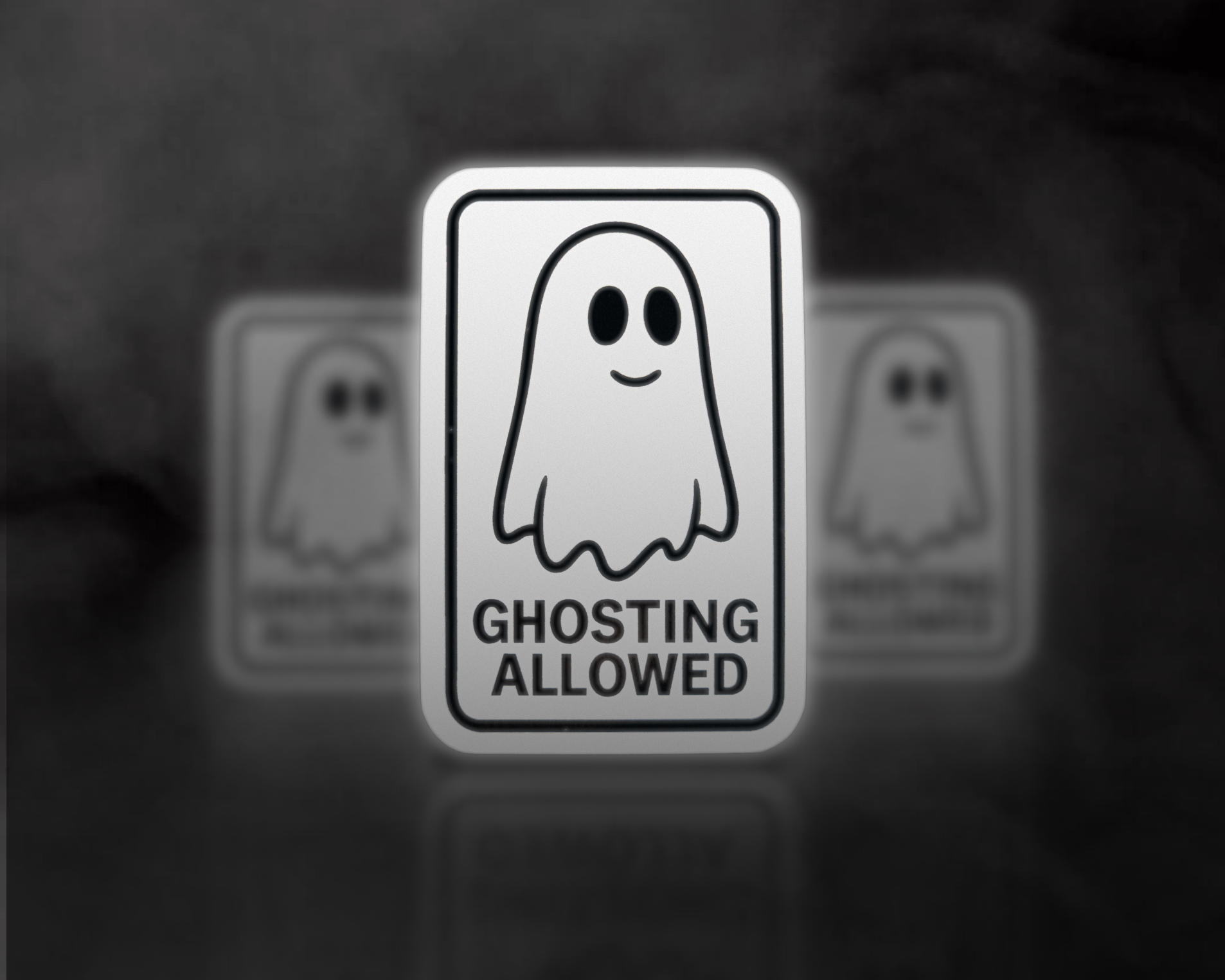 Segnale con un fantasmino sorridente e la scritta "Ghosting Allowed" su sfondo fumoso.