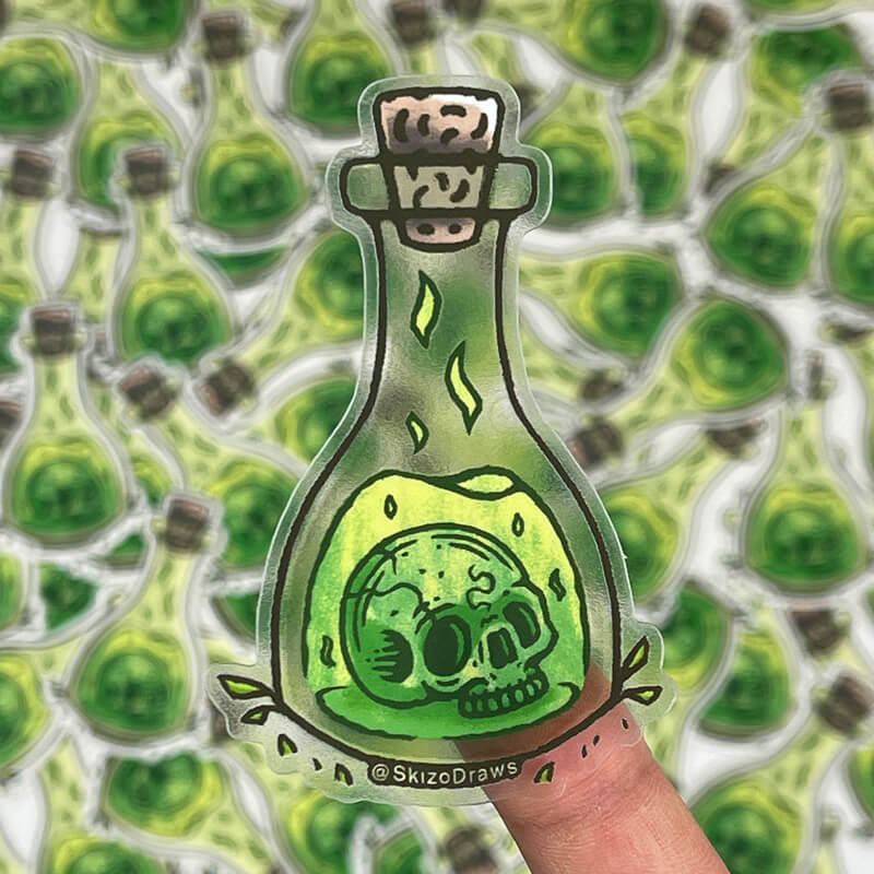 Adesivo fustellato trasparente con un teschio che galleggia in una bottiglia di elisir verde, su uno sfondo di adesivi.