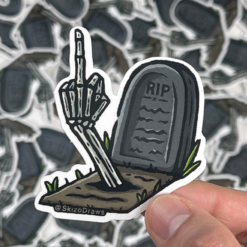 Adesivo fustellato in vinile con una tomba con la scritta “RIP” e un braccio di scheletro che spunta dal terreno alzando il dito medio, su uno sfondo di adesivi.